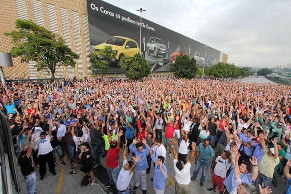 No ABC, metalúrgicos cruzam os braços na Volkswagen em protesto contra demissão de 800