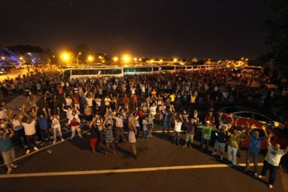 Trabalhadores na Mercedes expressão solidariedade a demitidos / / Créditos: Adonis Guerra Trabalhadores na Mercedes expressão solidariedade a demitidos