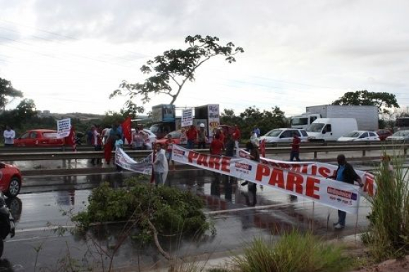 Na Bahia, trabalhadores protestam em rodovia