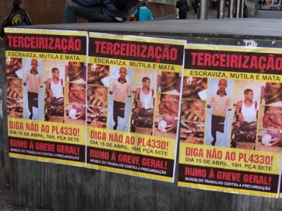 Belo Horizonte (MG): cartaz aponta perigos do PL 4330