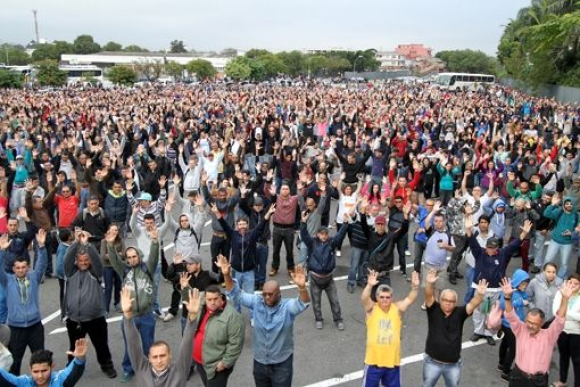 Em assembleia, trabalhadores na Mercedes decretaram estado de greve / / Créditos: Adonis Guerra Em assembleia, trabalhadores na Mercedes decretaram estado de greve