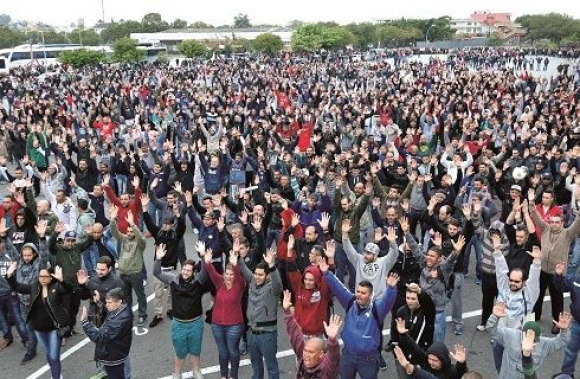 Trabalhadores aprovaram paralisação nesta quinta-feira contra demissões na montadora /  / Créditos: Adonis Guerra Trabalhadores aprovaram paralisação nesta quinta-feira contra demissões na montadora