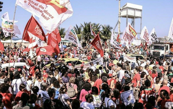 Manifestantes protestam contra o presidente interino Michel Temer, na praia de Copacabana