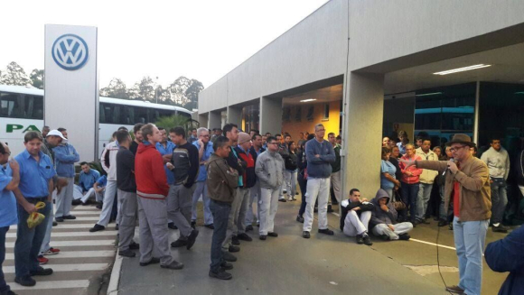 São Carlos (SP) - Na Volkswagen, trabalhadores atrasam entrada de turno