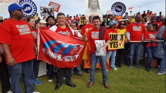 Paulo Cayres (com a bandeira) durante a Marcha em Mississipi 