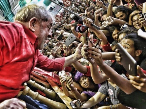 Lula é recebido com festa pelos participantes do Congresso