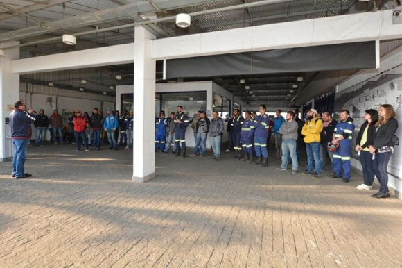 Loricardo (esq) no ato dos trabalhadores em Araçariguama / / Créditos: Foguinho/Sind Met Sorocaba Loricardo (esq) no ato dos trabalhadores em Araçariguama