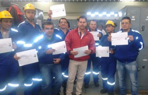 Na Colômbia, protesto com cartazes no chão da fábrica / / Créditos: Divulgação Na Colômbia, protesto com cartazes no chão da fábrica