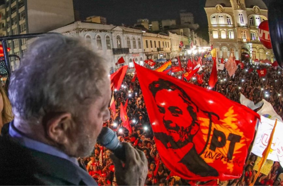Lula participou de ato no centro de Curitiba logo após o depoimento