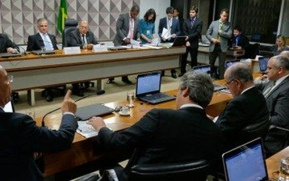Comissão especial aprova relatório de Júlio Lopes