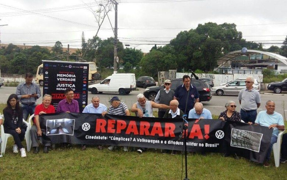 Protesto de ex-funcionários diante da Volks em São Bernardo do Campo, no ABC paulista, na quinta-feira (14)
