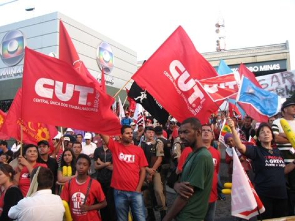 Manifestantes em frente à Globo em Belo Horizonte
