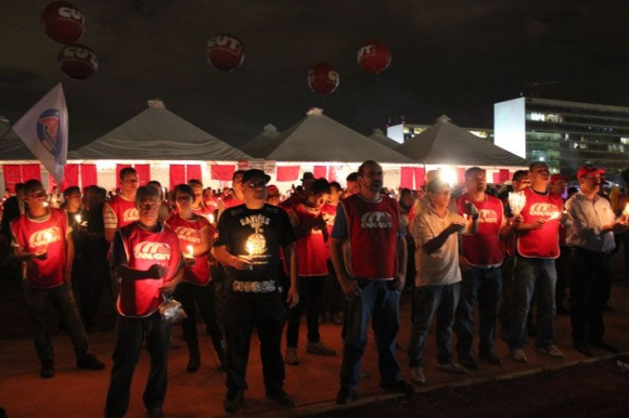 Metalúrgicos na vigília de terça-feira à noite / / Créditos: Luiz Carvalho Metalúrgicos na vigília de terça-feira à noite