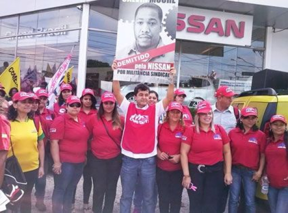 Cayres e as metalúrgicas da CUT durante o ato / / Créditos: Divulgação Cayres e as metalúrgicas da CUT durante o ato