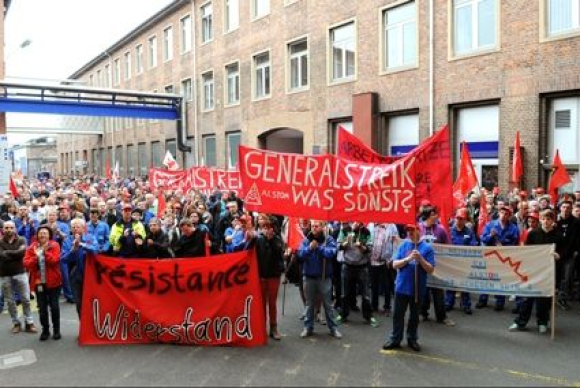 Trabalhadores realizaram protesto em frente a fábrica