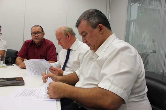 Paulo Cayres e Adilson no ato de assinatura do acordo 