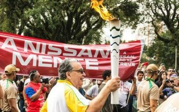Manifestantes protestam em agência da Nissan na zona sul de SP, onde a tocha olímpica passou