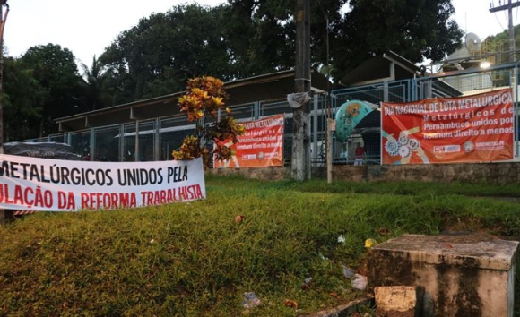 Pernambuco: faixas nas fábricas avisam o motivo do protesto