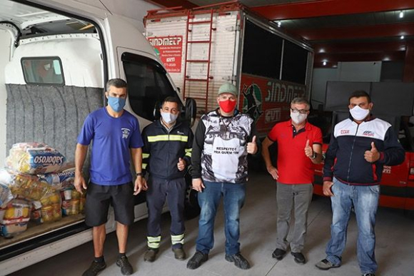 Sindicato de Pinda faz doação de cestas básicas à metalúrgicos desempregados