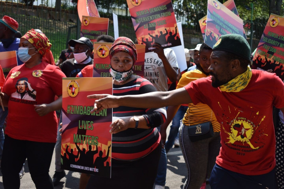 Não ficaremos calados diante da violência estatal no Zimbábue, dizem os metalúrgicos sul-africanos
