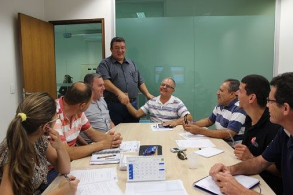 Paulo Cayres, presidente da CNM/CUT, com os responsáveis pelo tema / / Créditos: divulgação Paulo Cayres, presidente da CNM/CUT, com os responsáveis pelo tema